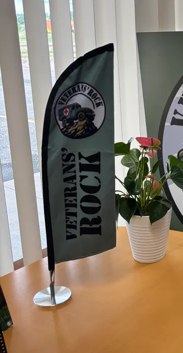 CustomSocksNow.Com - Custom Desk Flags